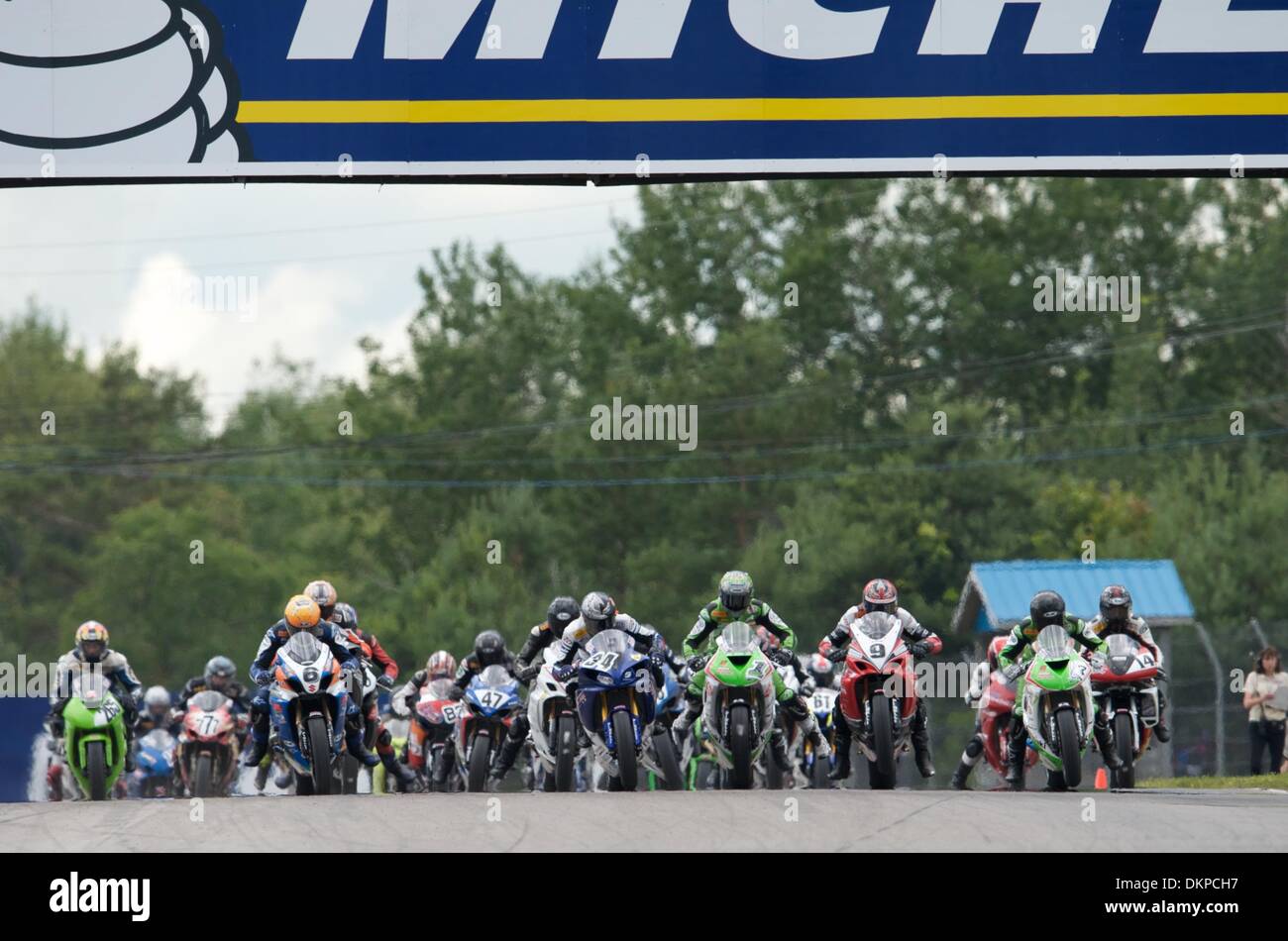 18. Juli 2009 - Bowmanville, Kanada - 18. Juli 2009: Konkurrenten starten aus der Startaufstellung zu Beginn der Runde 4 Teile Kanada Superbike-Rennen in Mosport International Raceway am Samstagnachmittag.  Clint McBain (9) wird die Loch-Shot und führt das Feld in der ersten Runde des Rennens. (Kredit-Bild: © Southcreek Global/ZUMApress.com) Stockfoto