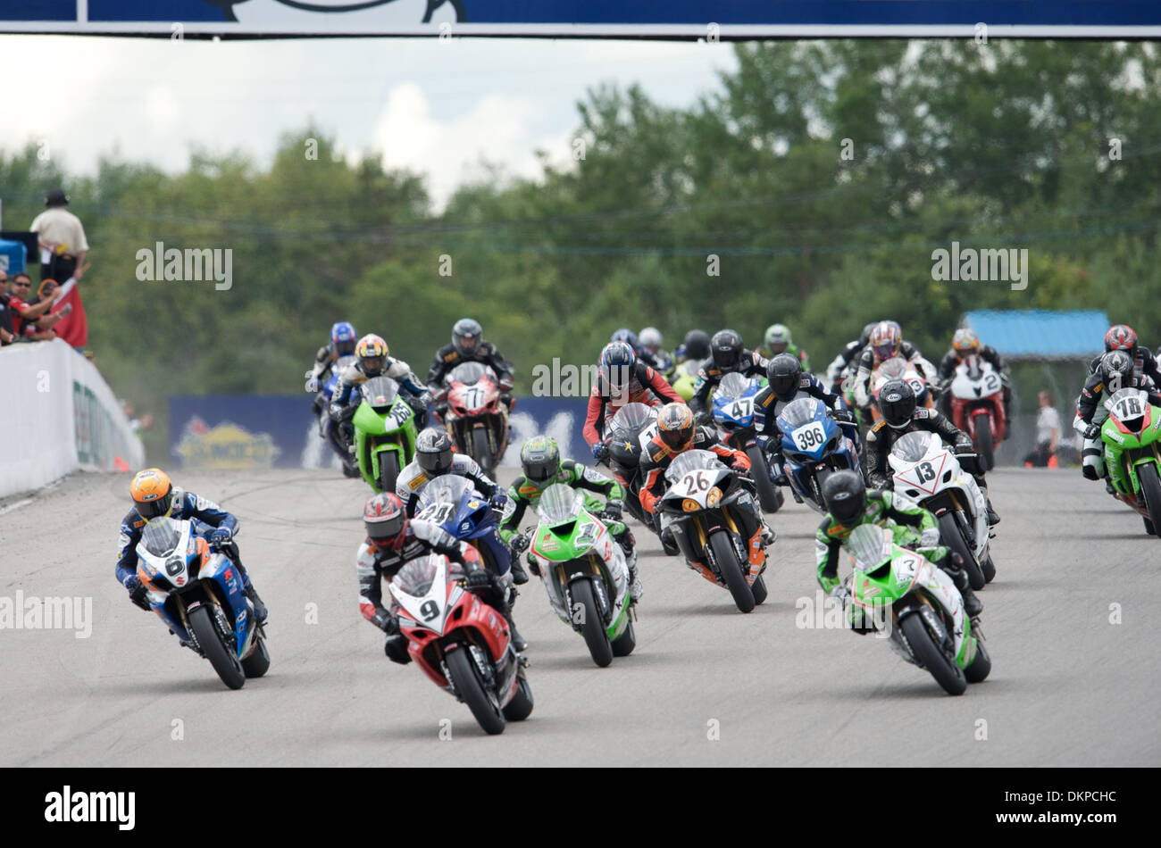 18. Juli 2009 - Bowmanville, Kanada - 18. Juli 2009: Clint McBain (9) von Cochrane, AB führt das Feld in der ersten Kurve 1 in der ersten Runde für Runde 4 Teile Kanada Superbike-Rennen in Mosport International Raceway.  McBain würde schließlich das verkürzte Rennen hinter Jordan Szoke (Credit-Bild: © Southcreek Global/ZUMApress.com) Stockfoto