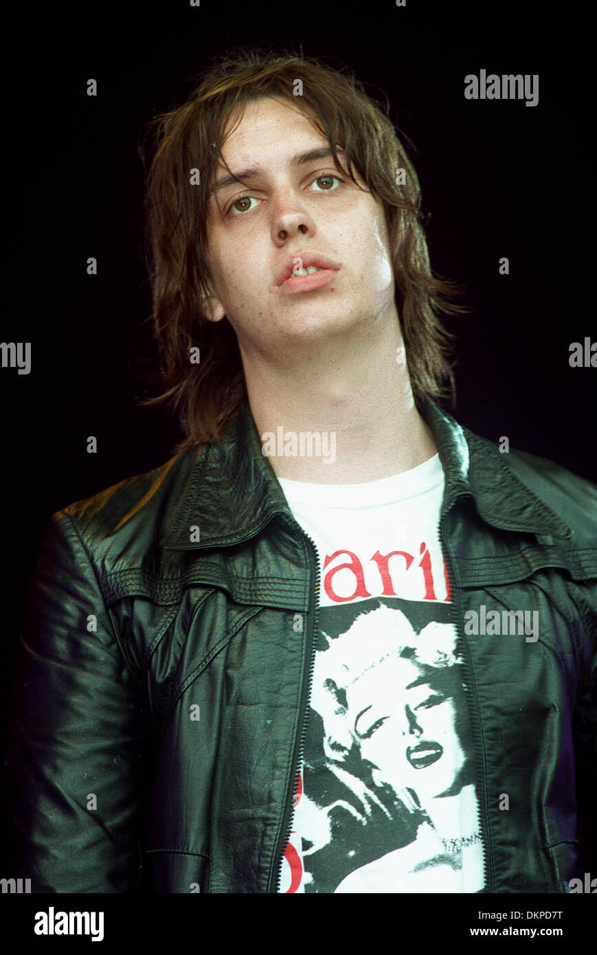 JULIAN CASABLANCAS. LEAD-SÄNGER '' DIE STRICHE ''. KINROSS, SCOTLAND.07/07/2001.BP16G18C. Stockfoto