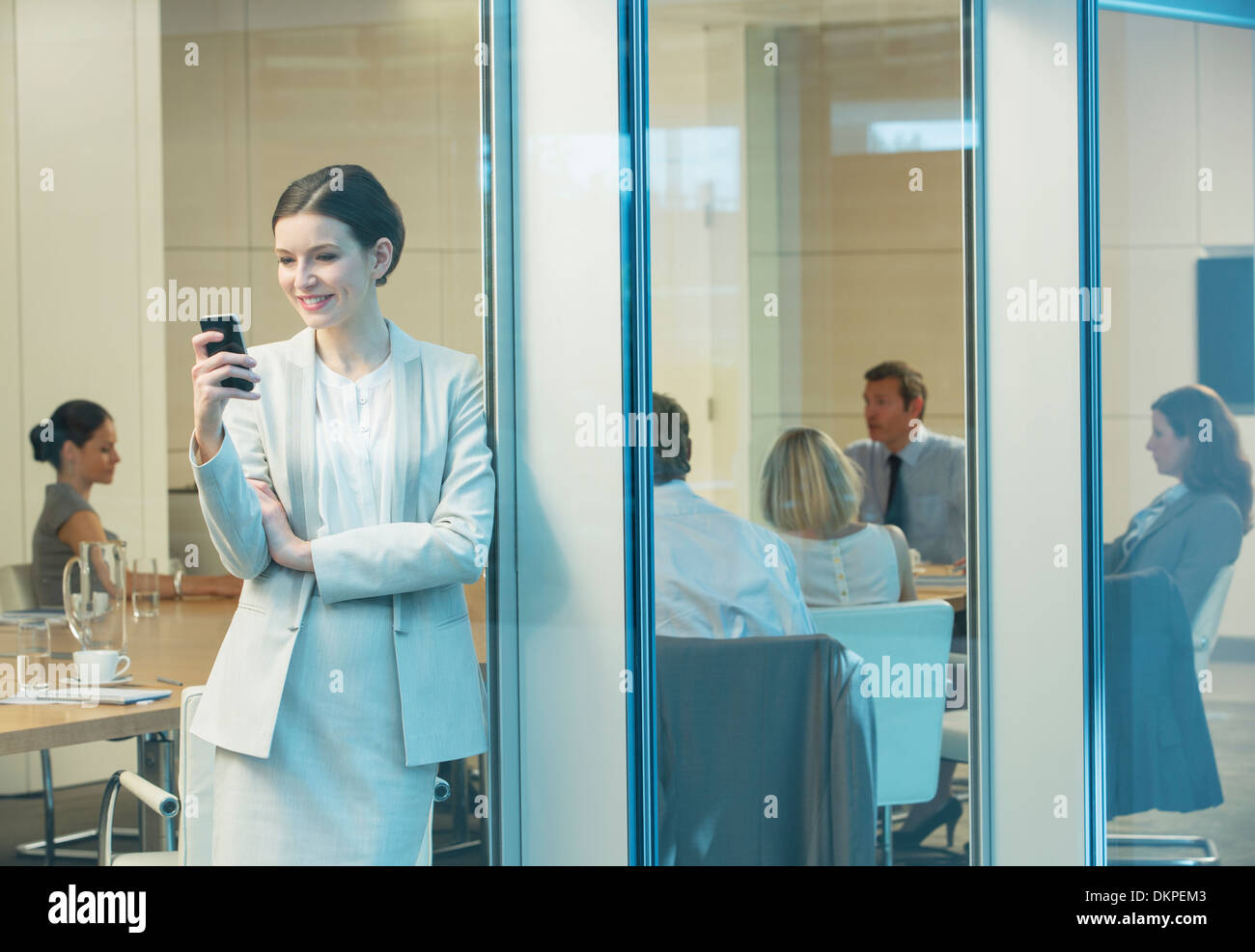 Geschäftsfrau mit Handy im meeting Stockfoto