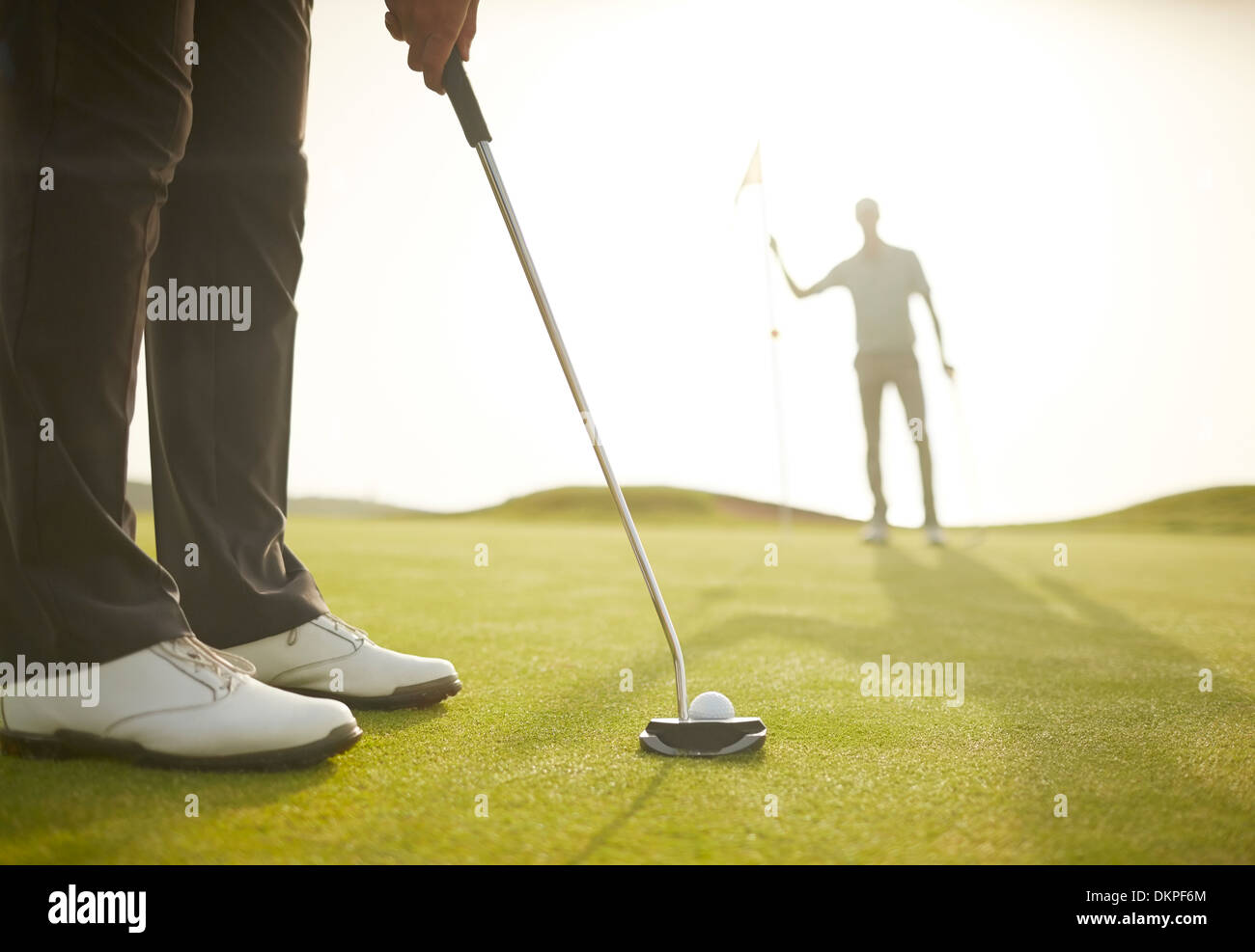 Mann, der auf Golfplatz Stockfoto