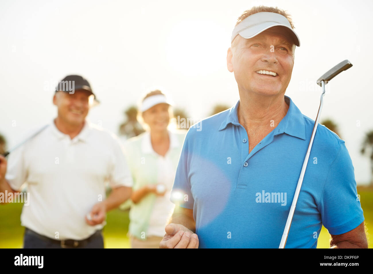 Ältere Erwachsene auf Golfplatz Stockfoto