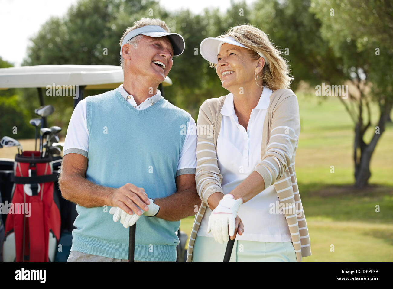 Älteres paar lachend auf Golfplatz Stockfoto