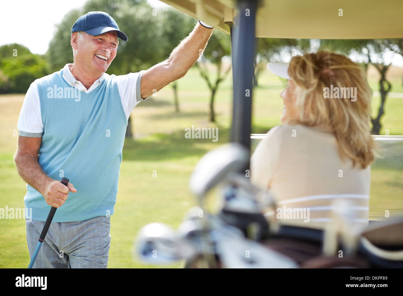 Älteres Paar im Golf-cart Stockfoto