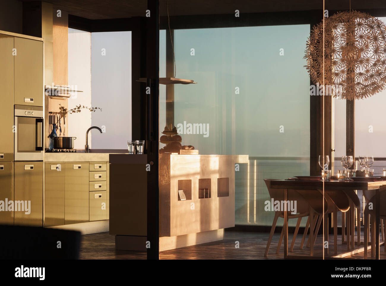 Windows Umgebung moderne Küche Stockfoto