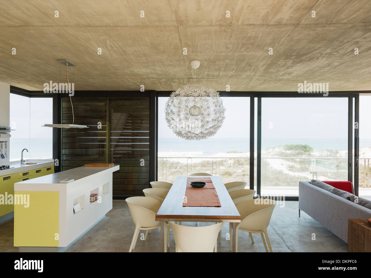 Esszimmer und Küche mit Blick auf Meer Stockfoto