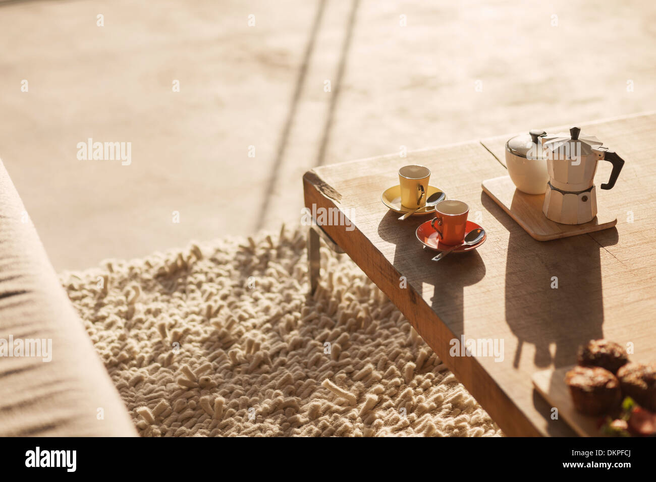 Topf und Espresso Kaffeetassen auf Couchtisch im Wohnzimmer Stockfoto