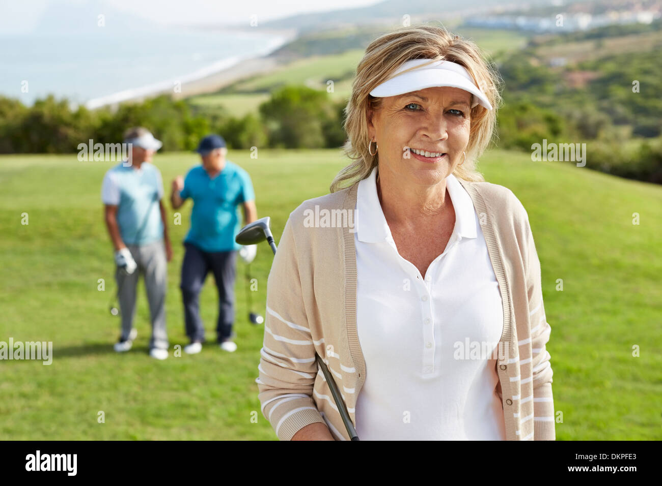 Senioren Freunde auf Golfplatz Stockfoto