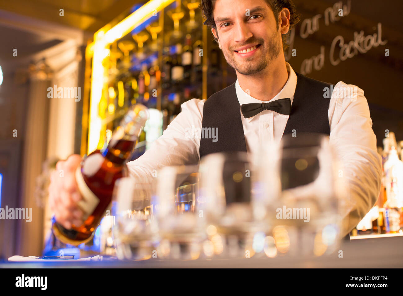 Porträt von gut gekleidete Barkeeper Gießen Bourbon in Luxus bar Stockfoto
