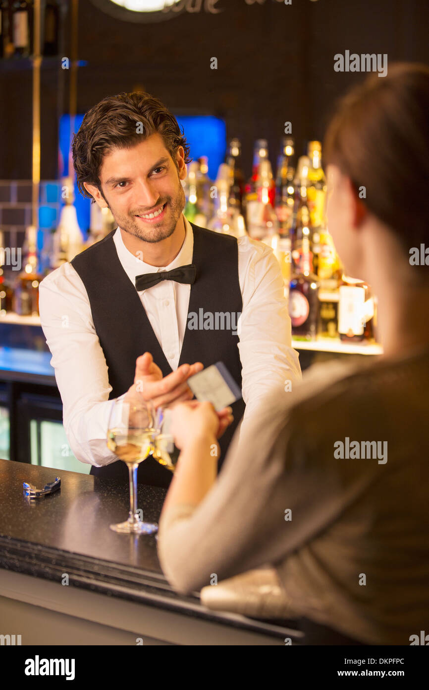 Gut gekleidete Barkeeper die Kreditkarte von Kunden in Luxus bar Stockfoto