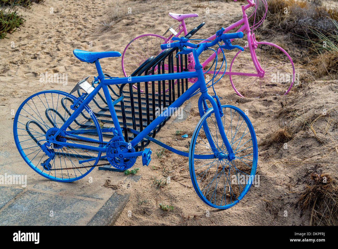 Blau und rosa Fahrrad befestigt am Strand, Stockfoto