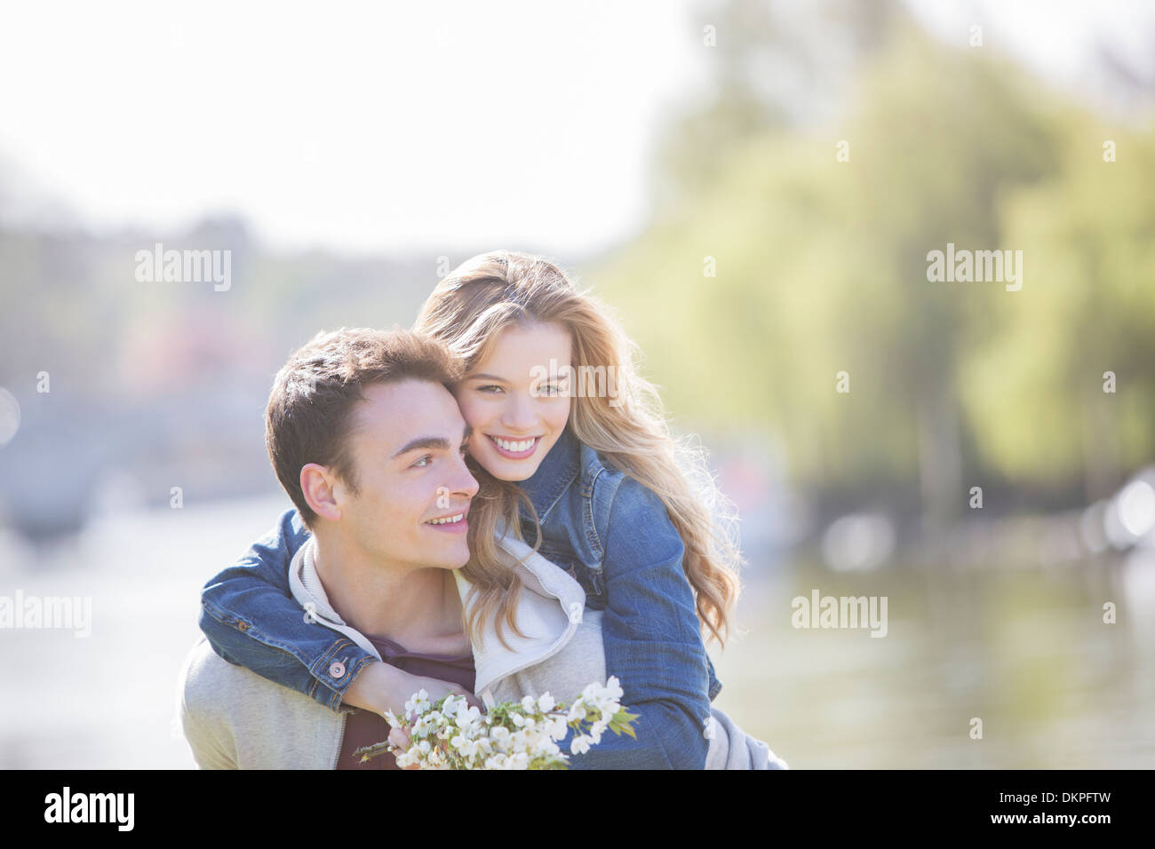 Mann mit Freundin im freien Stockfoto