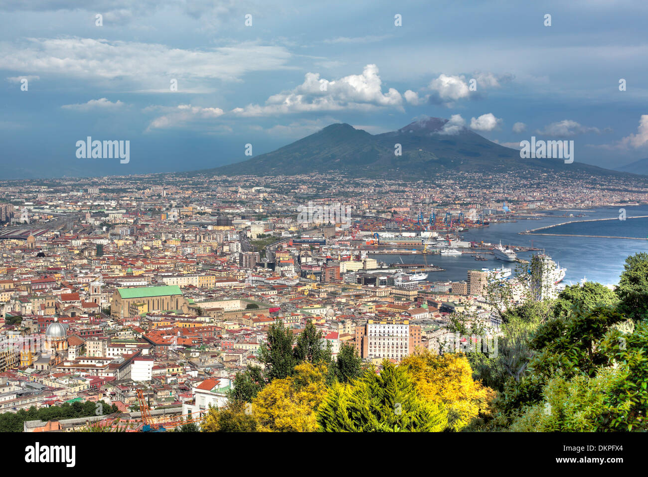 Stadtbild und Vesuv vom Vomero Hill, Neapel, Kampanien, Italien Stockfoto