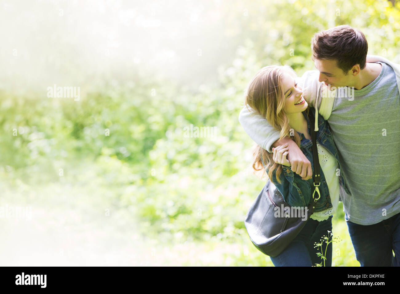 Paar zu Fuß zusammen im freien Stockfoto