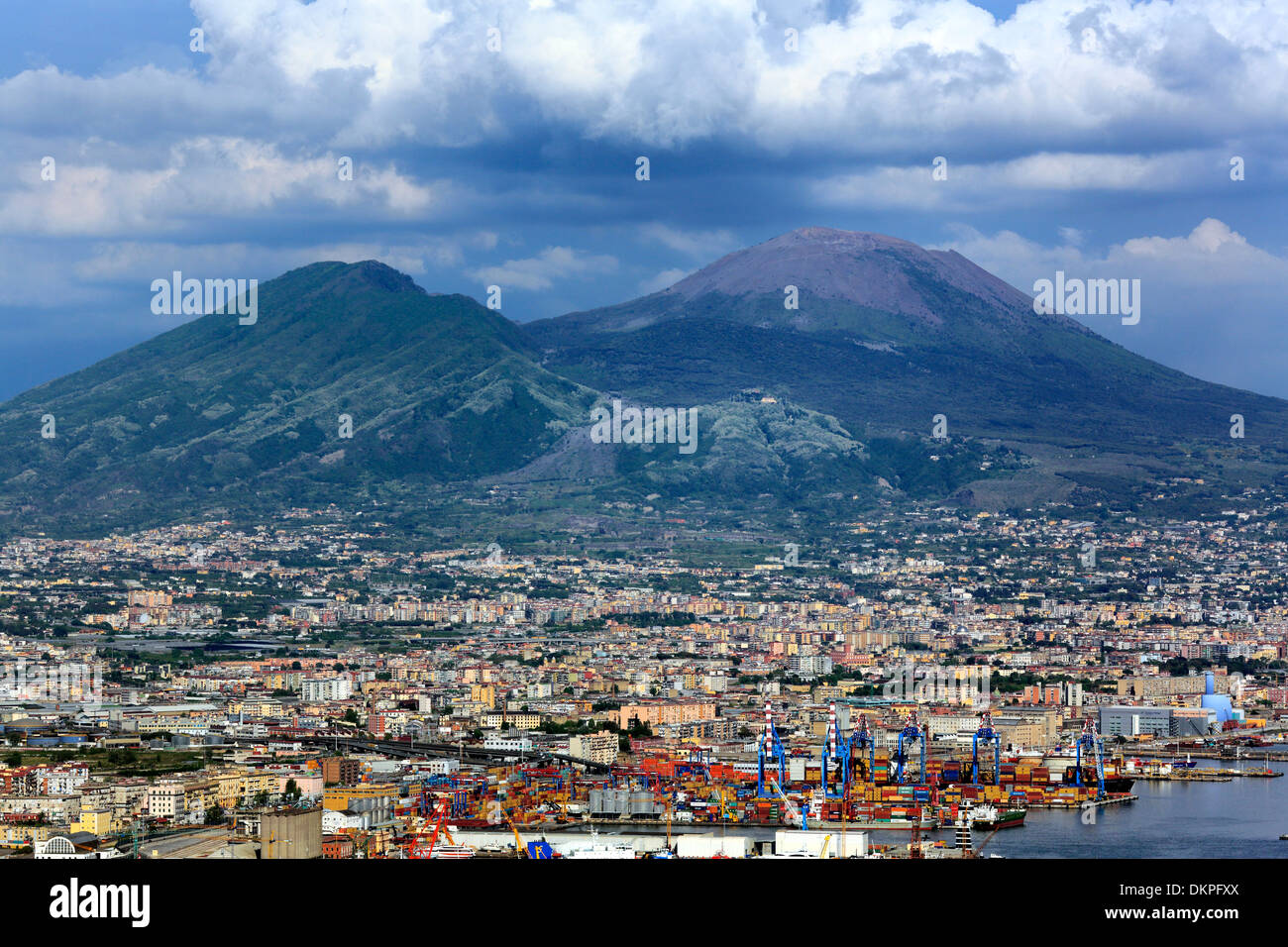 Stadtbild und Vesuv vom Vomero Hill, Neapel, Kampanien, Italien Stockfoto