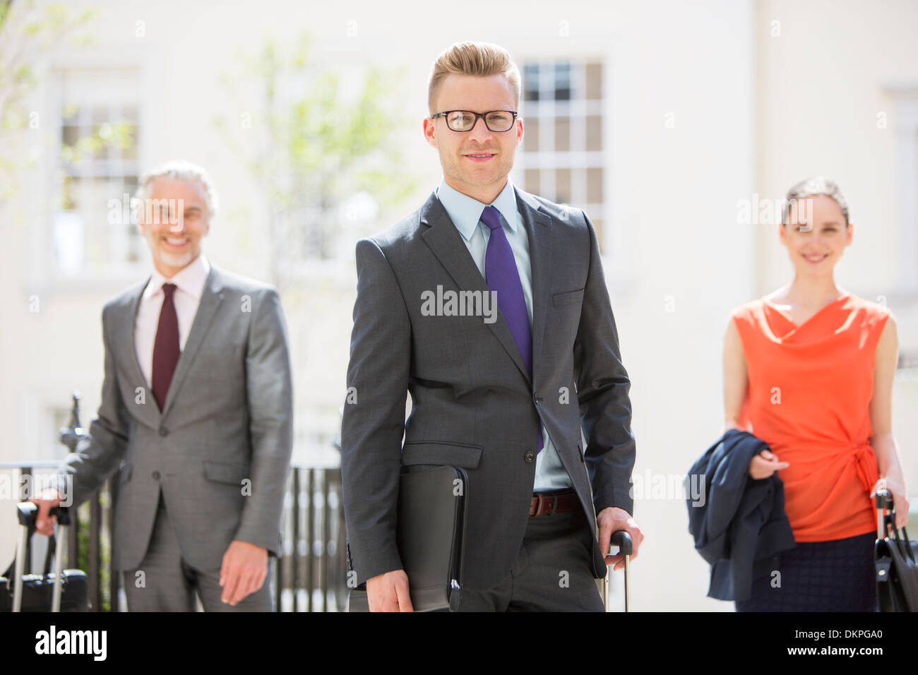 Geschäftsleuten stehen im freien Stockfoto