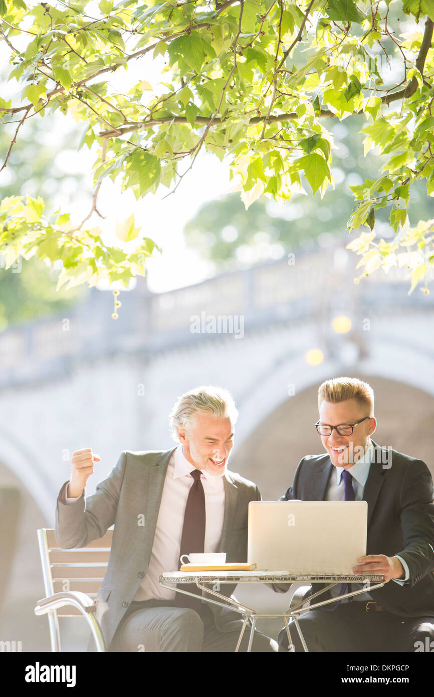 Geschäftsleute, die Arbeiten im Straßencafé Stockfoto