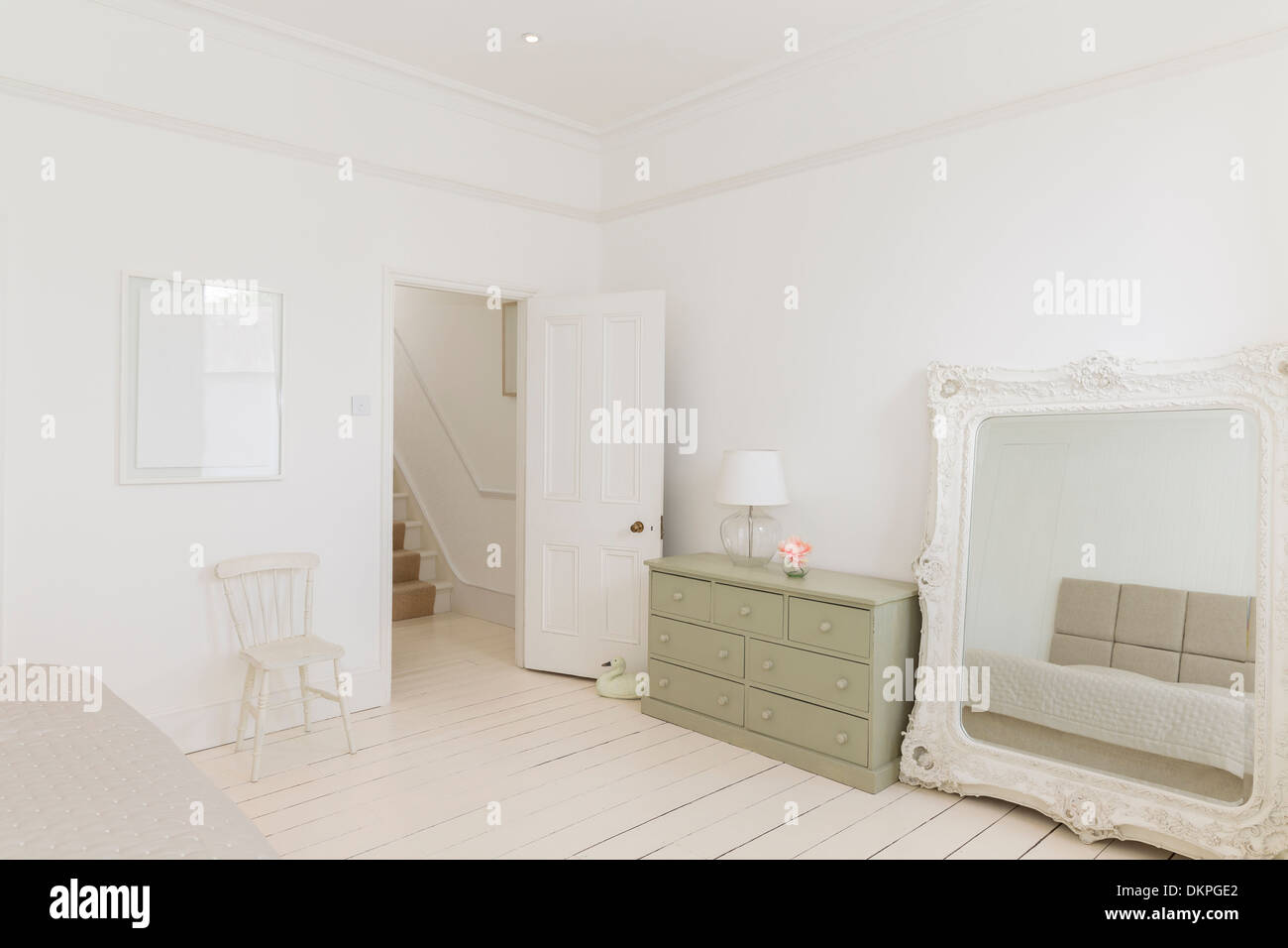 Spiegel und Kommode im Schlafzimmer Stockfoto