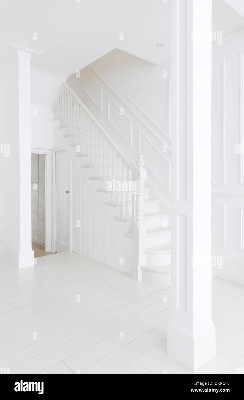 Treppe im weißen foyer Stockfoto