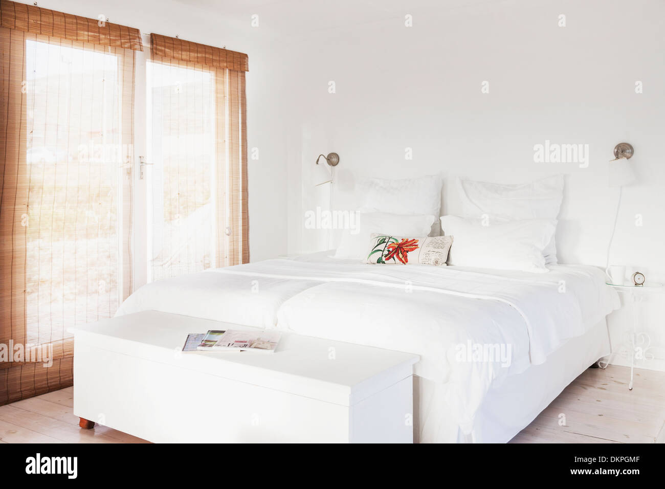 Bett und Bank in weiße Schlafzimmer Stockfoto