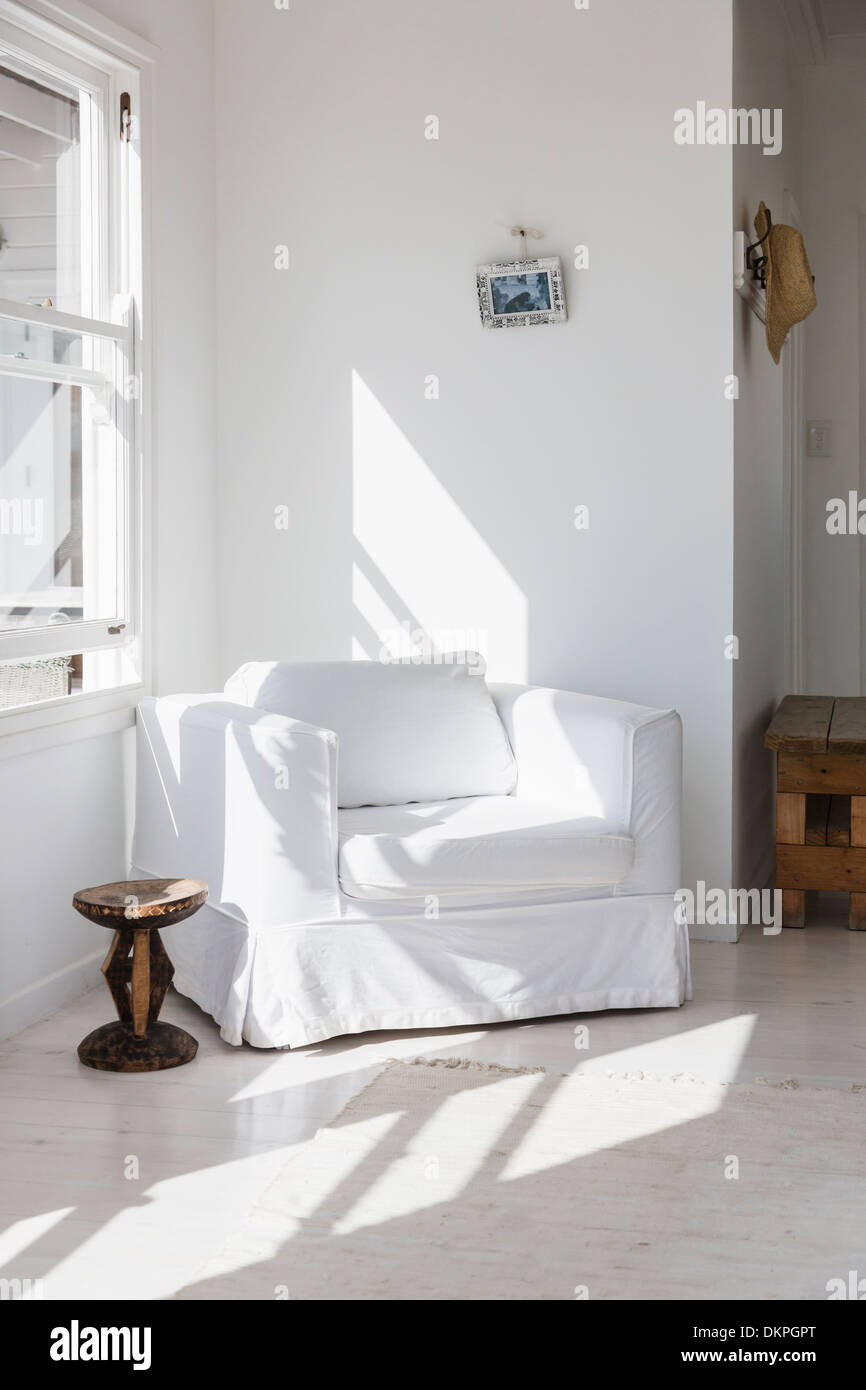 Sonne auf weißen Sessel in der Ecke Stockfoto