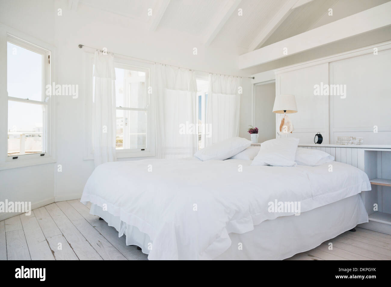 Weiße Schlafzimmer Stockfoto