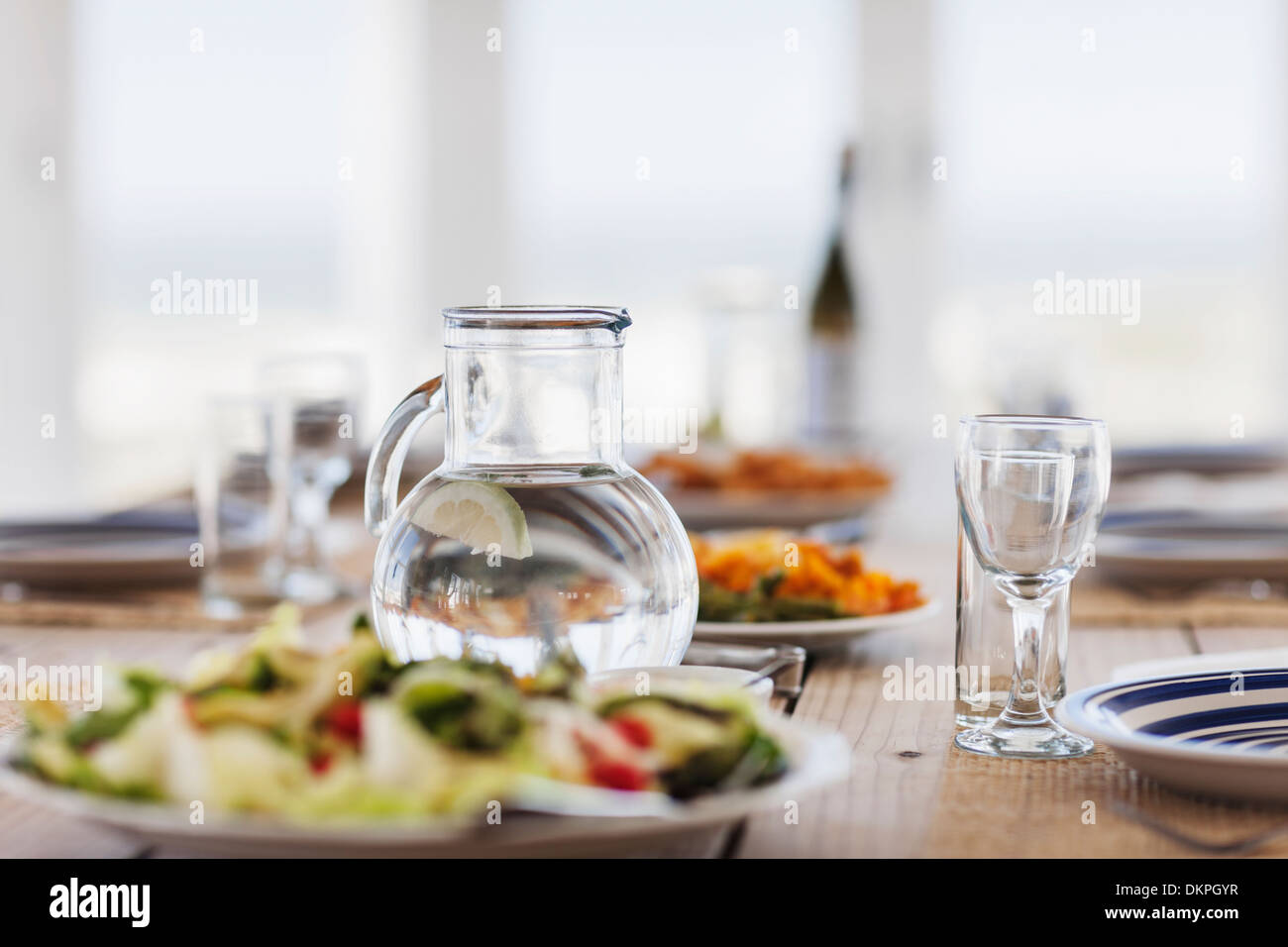 Nahrung und Wasser am gedeckten Tisch Stockfoto