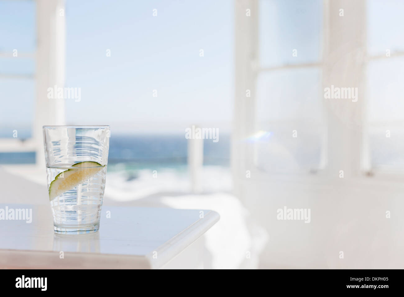 Glas Wasser mit Kalk auf Tisch Stockfoto