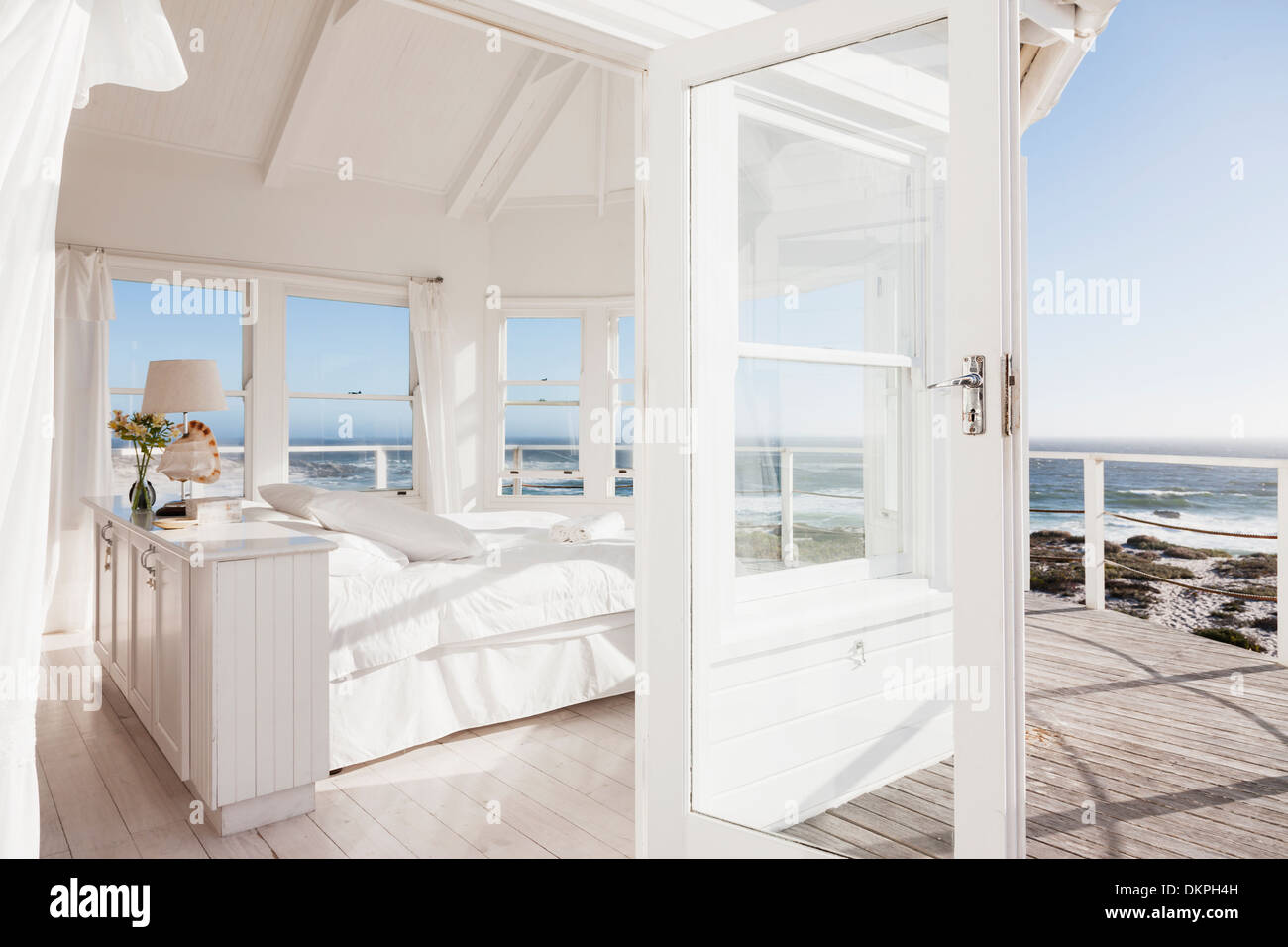 Weiße Schlafzimmer mit Blick auf Meer Stockfoto