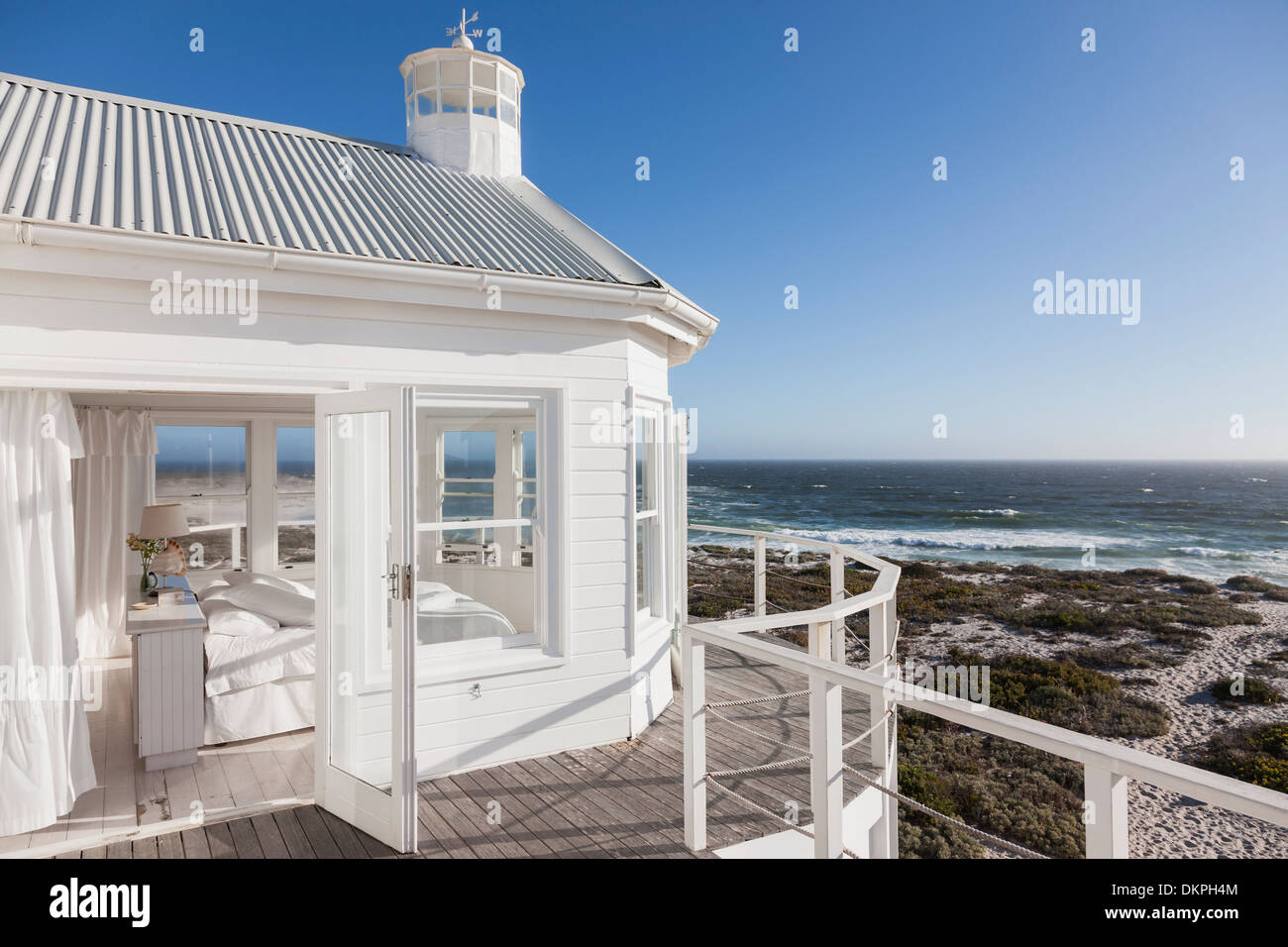 Weiße Schlafzimmer mit Blick auf Meer Stockfoto