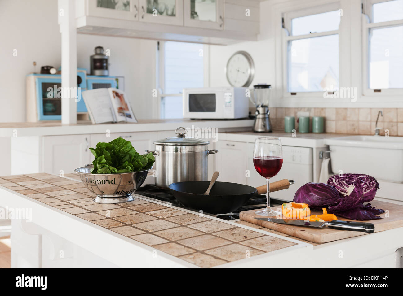 Gemüse und ein Glas Rotwein in der Küche Stockfoto