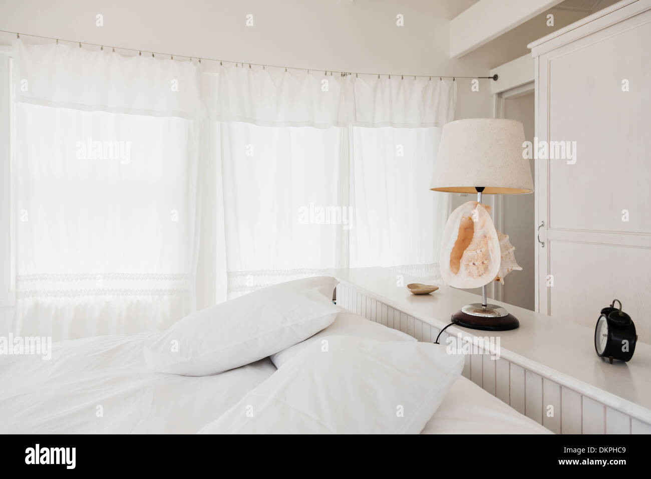 Shell-Lampe in weiße Schlafzimmer Stockfoto