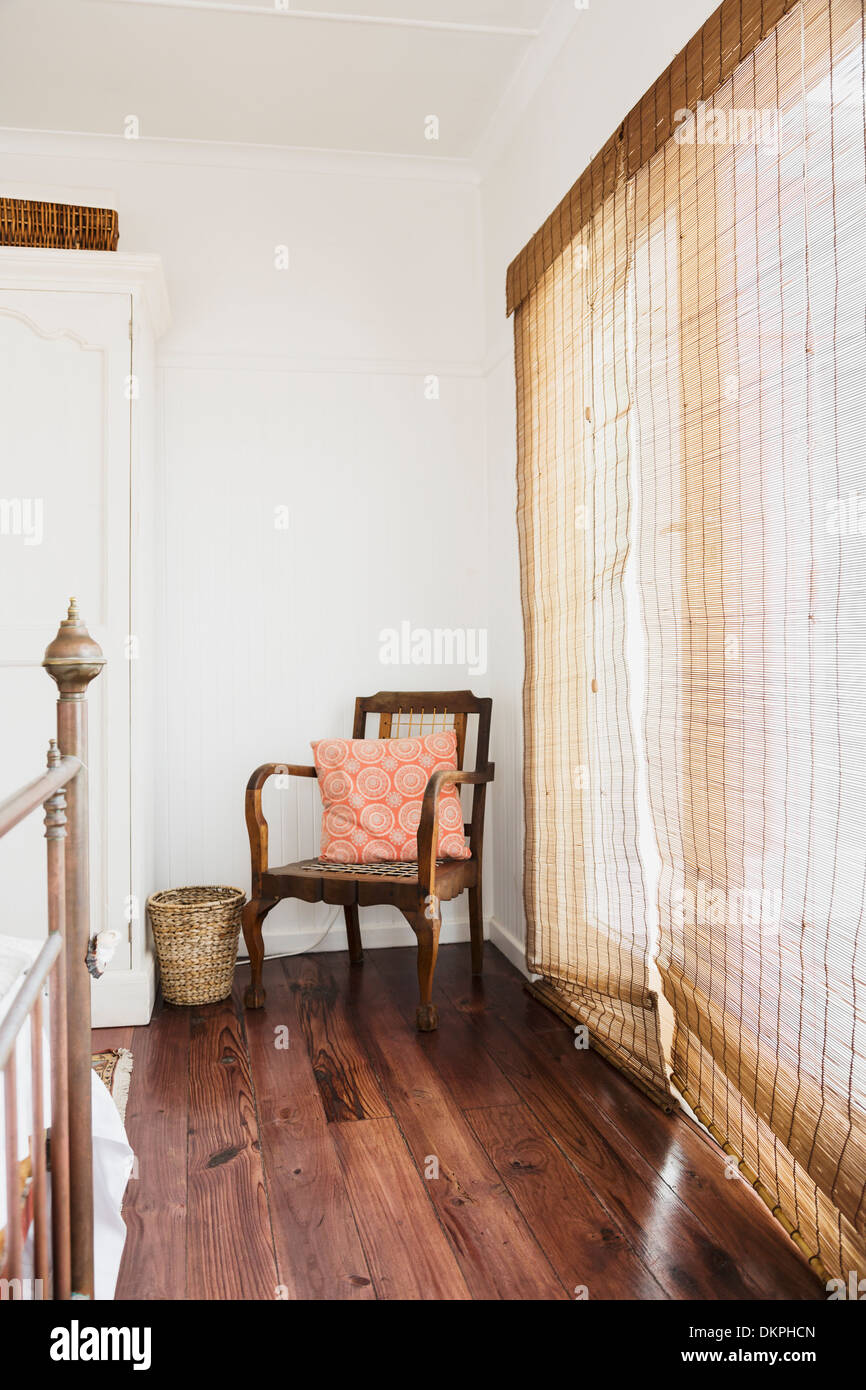Reed-Vorhänge und Sessel im Schlafzimmer Stockfoto
