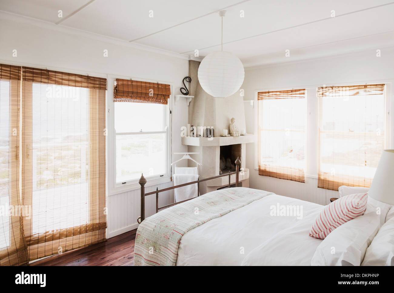 Reed-Vorhänge in weiße Schlafzimmer Stockfoto