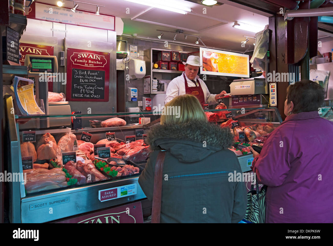Kunden von Market Trader Stall lokale Metzgereien, die frisches Fleisch kaufen York North Yorkshire England GB Großbritannien Stockfoto