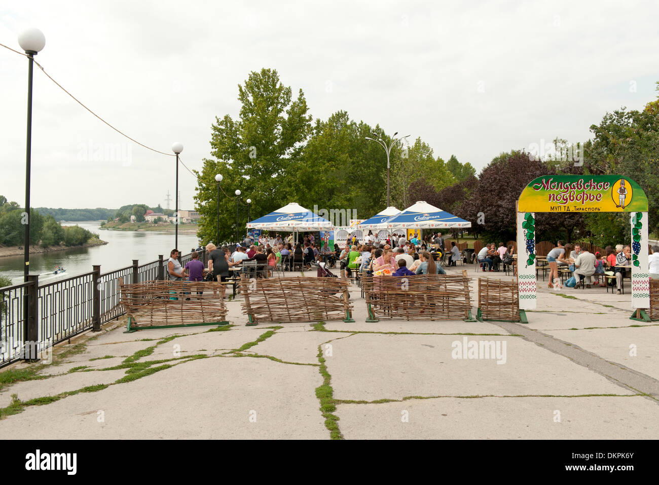 Cafe am Ufer des Dnjestr in Tiraspol, der Hauptstadt von Transnistrien. Stockfoto