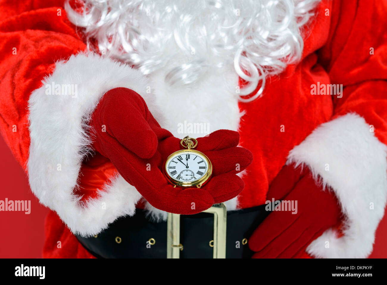 Nikolaus oder Weihnachtsmann überprüft seine goldene Taschenuhr zu sehen, ob es pünktlich zu Weihnachten ist. Stockfoto