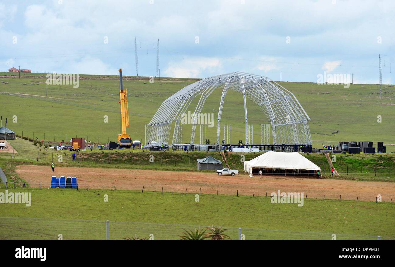 Qunu, Südafrika. 9. Dezember 2013. Vorbereitungen laufen für das Staatsbegräbnis Qunu Zuhause der ehemaligen Staatsmann Nelson Mandelas am 9. Dezember 2013 in Qunu, Südafrika. Der Vater der Nation, Nelson Mandela, Tata Madiba, ruhig am Abend des 5. Dezember 2013 in seinem Haus in Houghton mit Familie verstorben. Bildnachweis: Leon Sadiki/City Press/Gallo Images/Alamy Live News Stockfoto