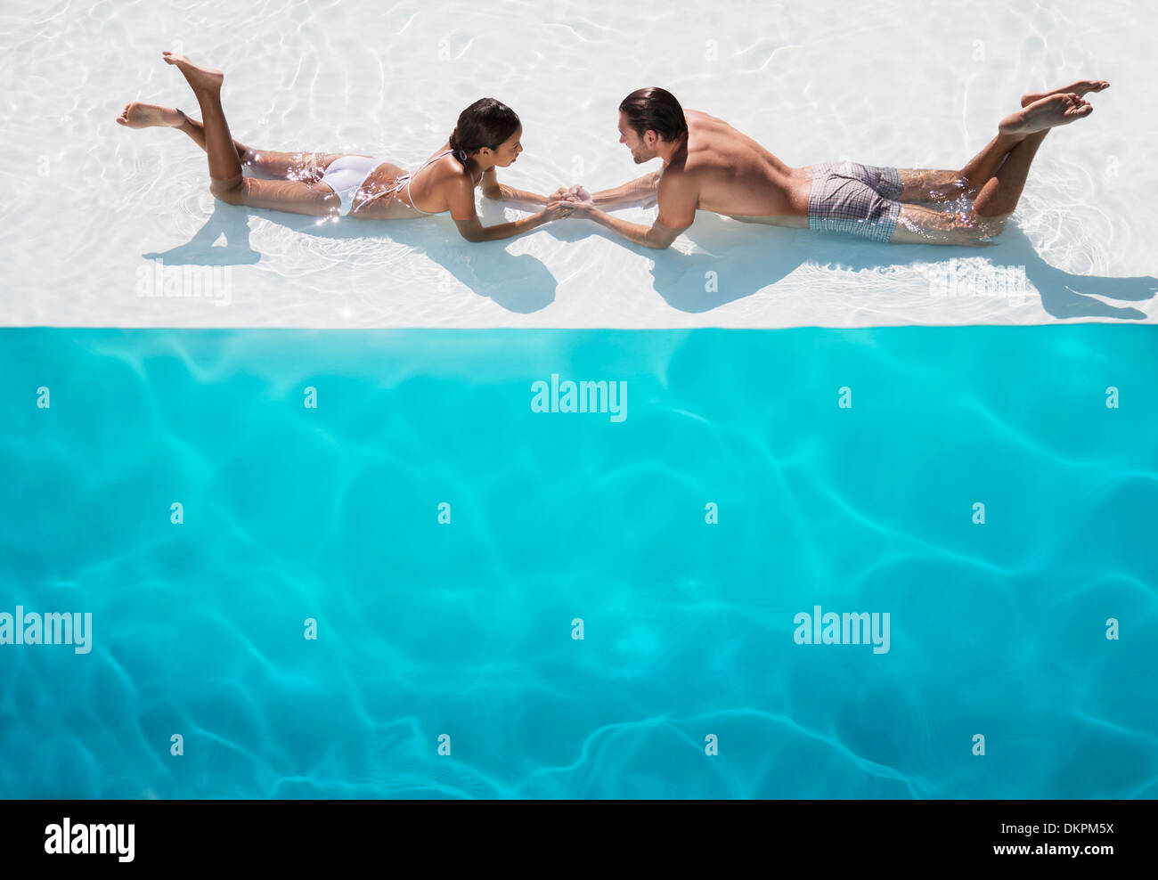 Paar gemeinsam entspannen im Schwimmbad Stockfoto