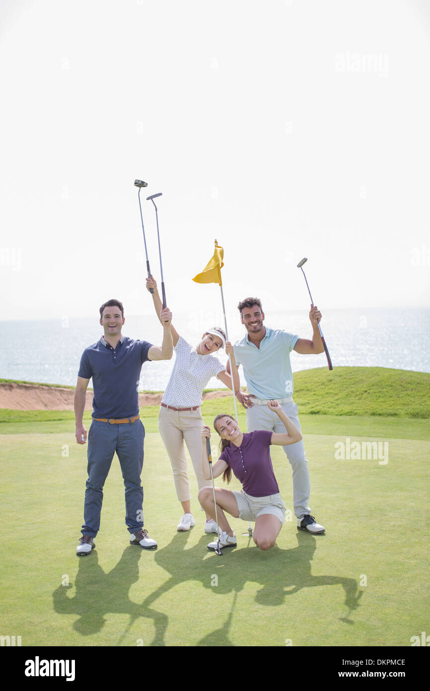 Verspielte Freunde auf Golfplatz Stockfoto