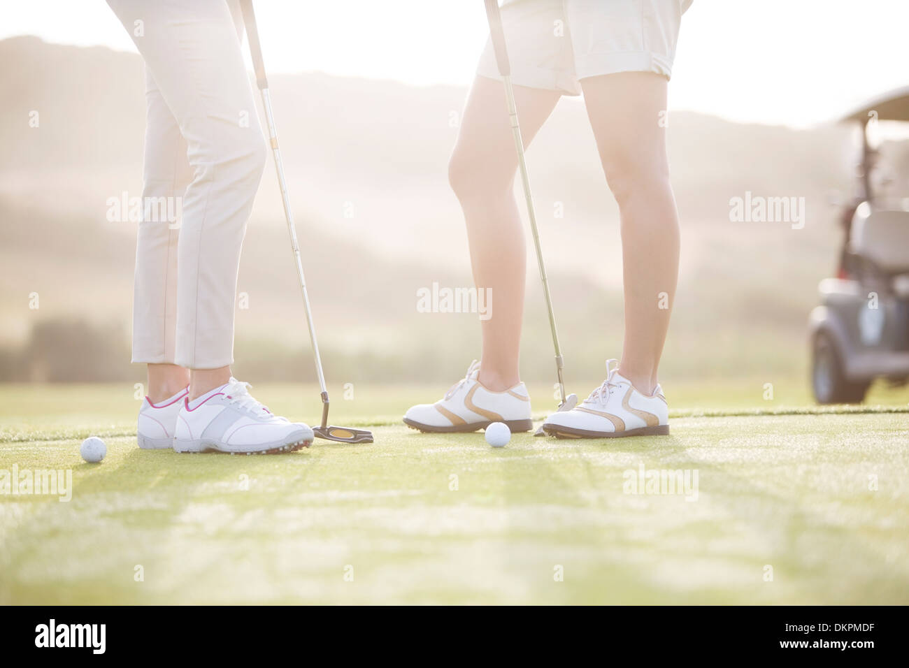 Frauen stehen auf Golfplatz Stockfoto