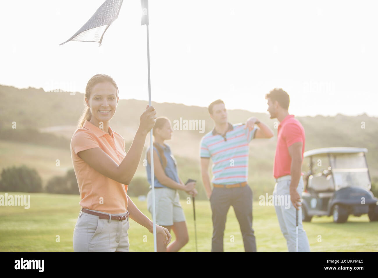 Lächelnden Freunde auf Golfplatz Stockfoto