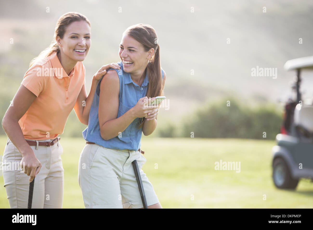 Frauen lachen auf Golfplatz Stockfoto