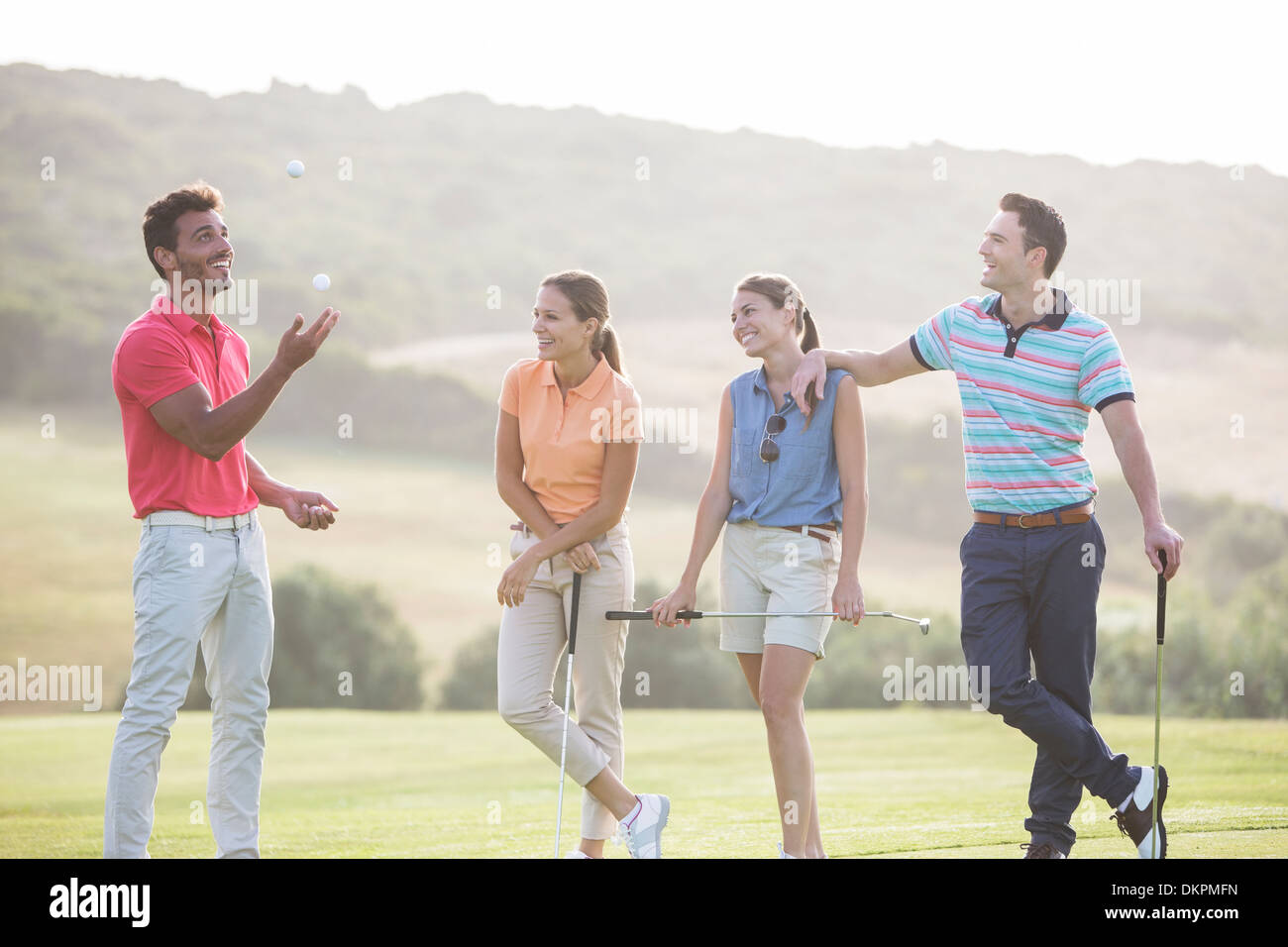 Freunde, die Jonglierbälle Golf am Golfplatz Stockfoto