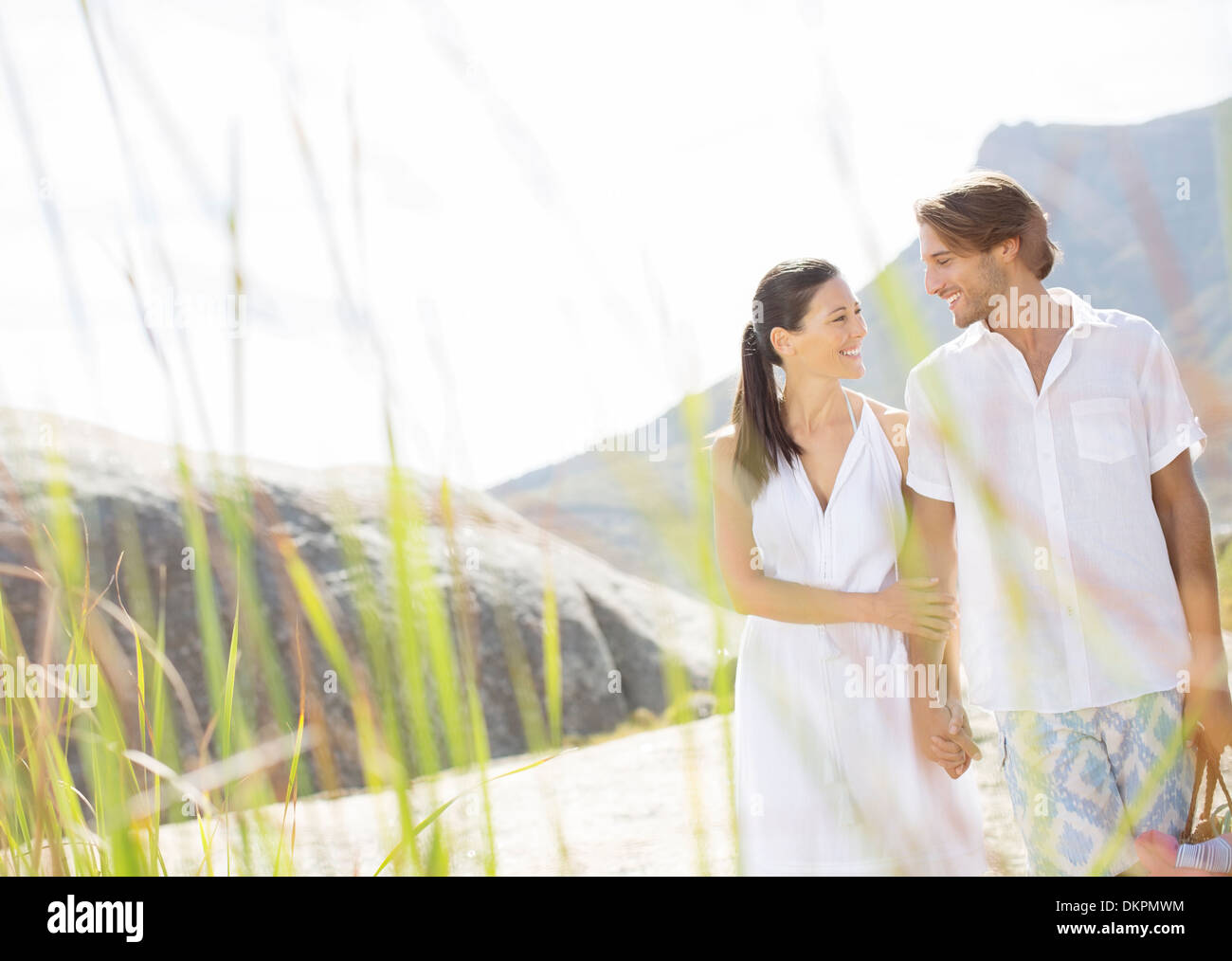 Paare, die gemeinsam vom Strand Stockfoto