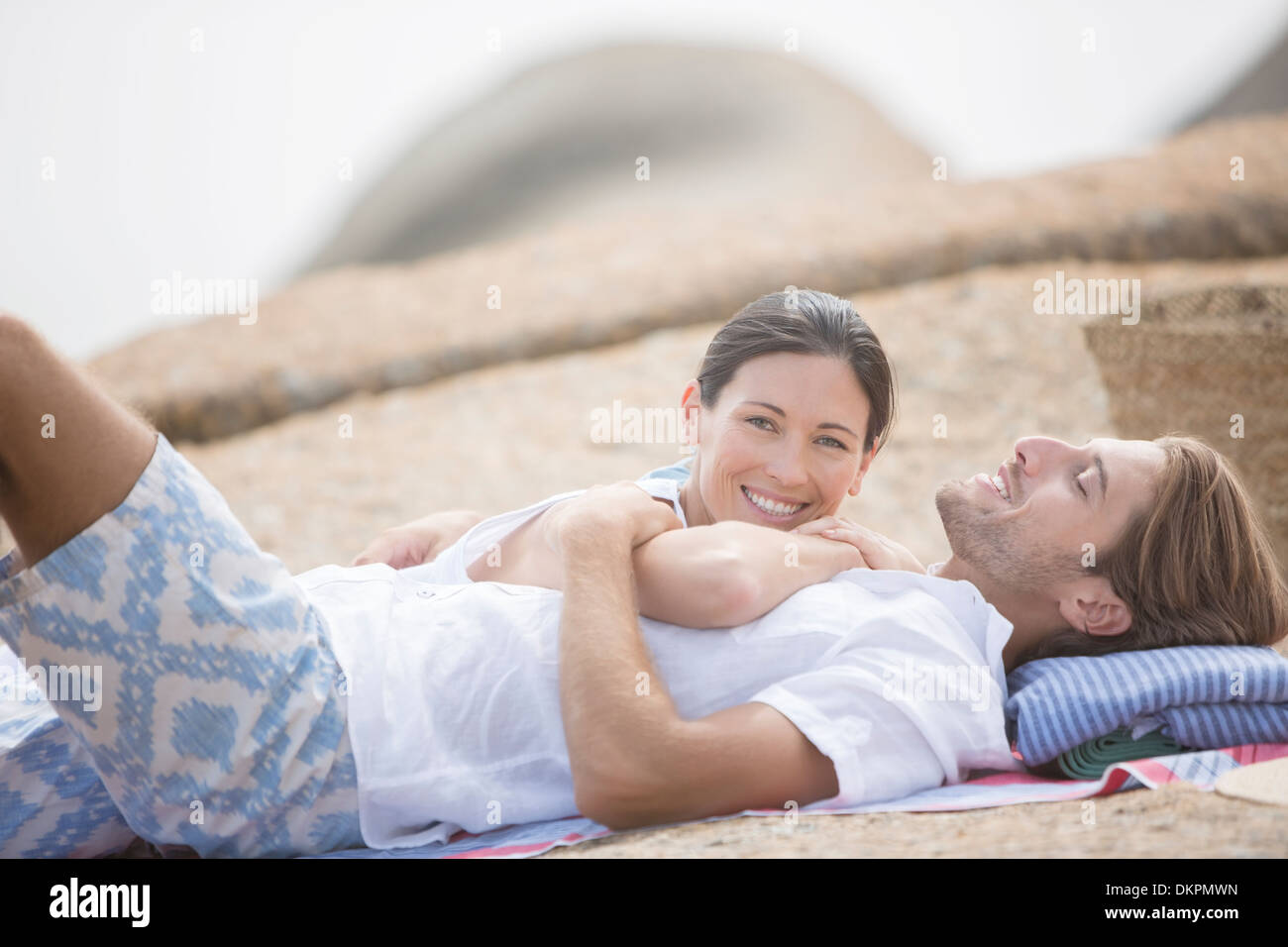 Paar am Strand zusammen entspannen Stockfoto