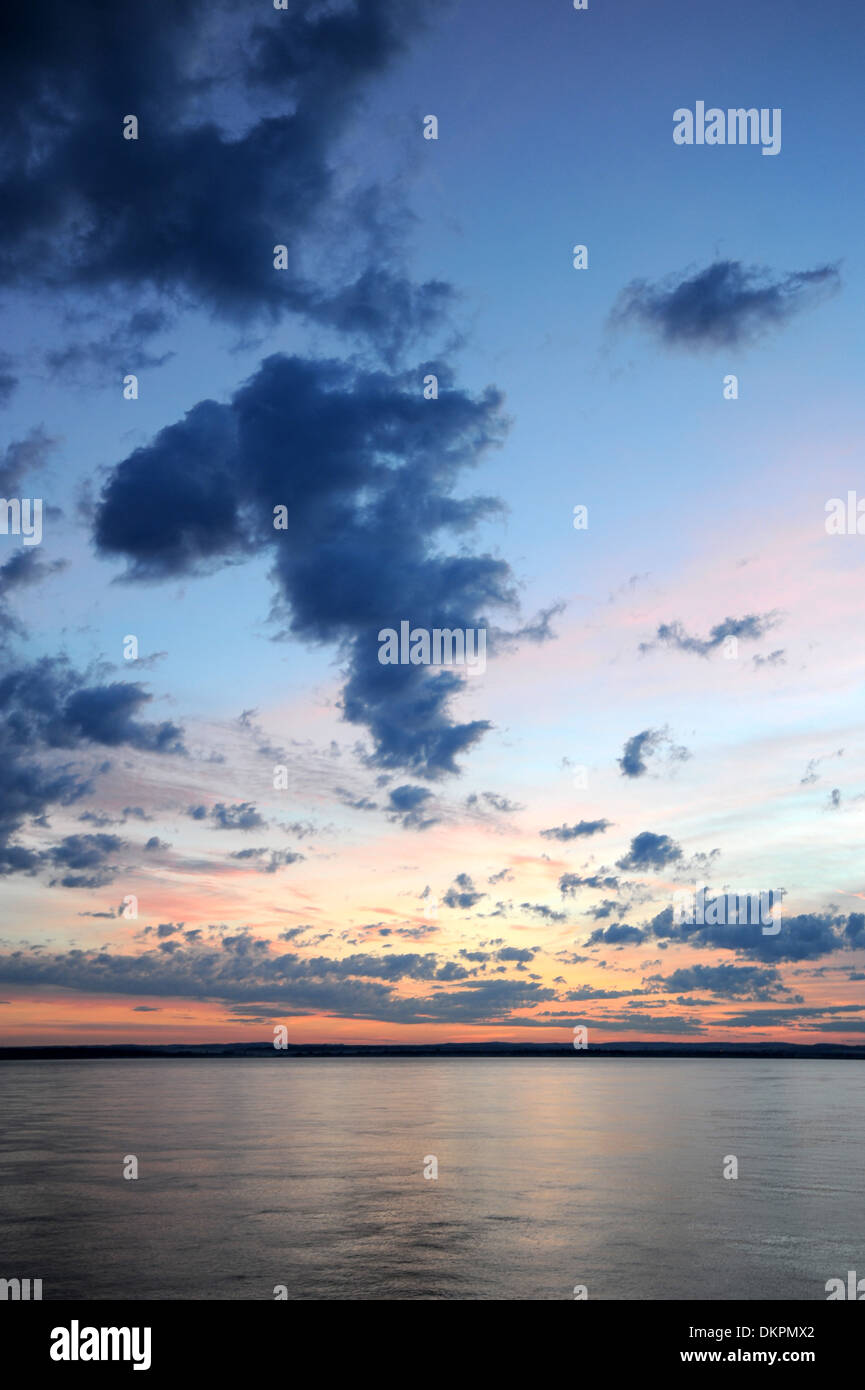 Einen spektakulären Sonnenuntergang auf dem Meer von einem Kreuzfahrtschiff getroffen. Stockfoto