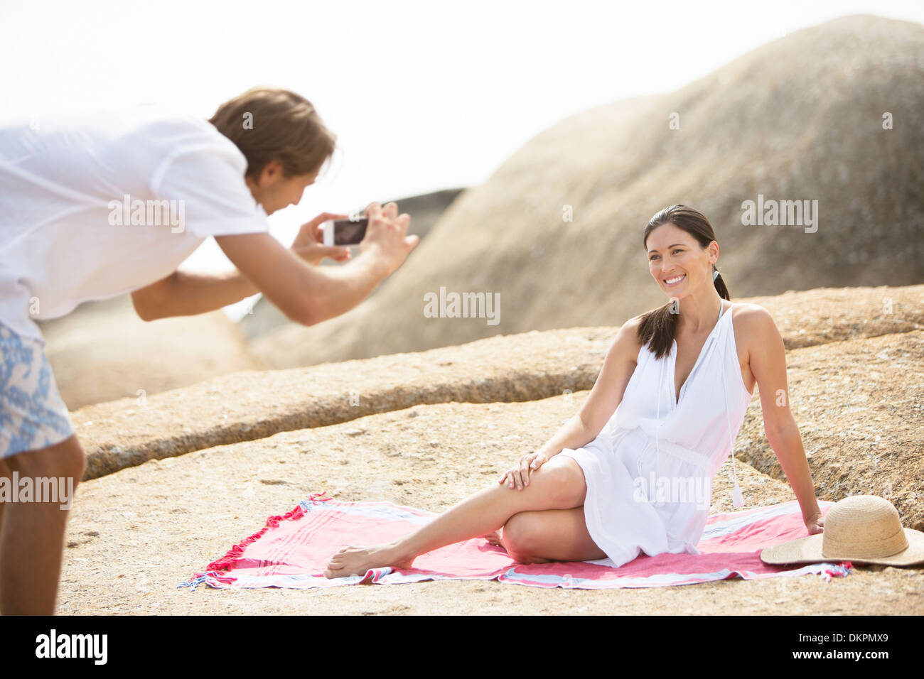Mann unter Bild Freundin am Strand Stockfoto