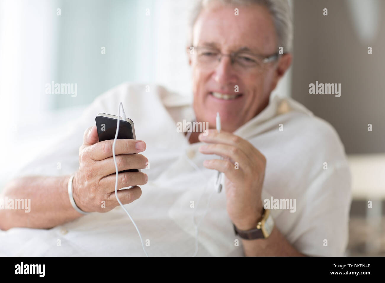 Älterer Mann mit Handy Stockfoto