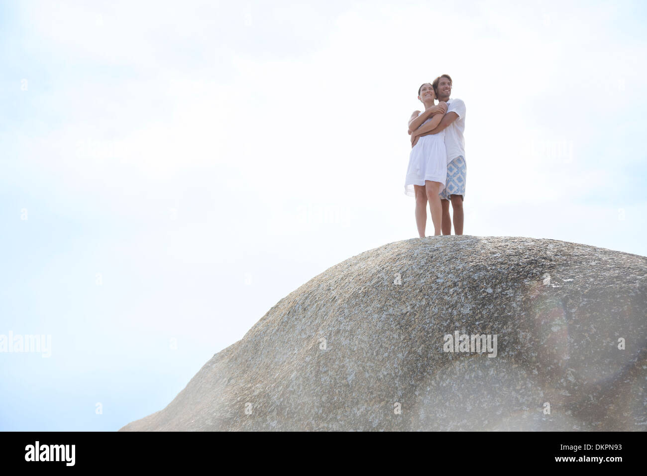 Paar auf Felsformation umarmt Stockfoto